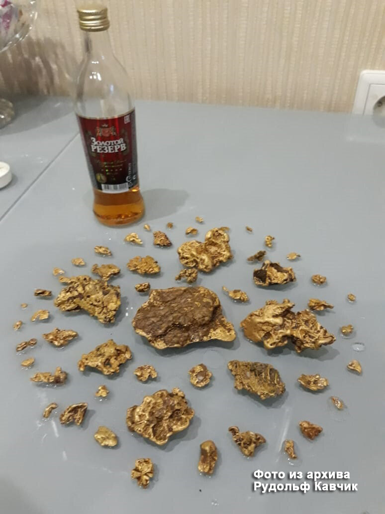 Золотые самородки из ямки небольшого ручья 