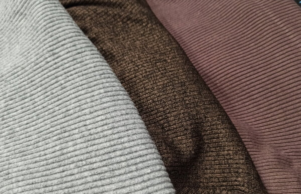 тот самый бадлон/трикотаж, цена варьируется от 200 до 1500.  чем дороже - тем в магазине цена была бы выше. за такие цена от 1200 до 6000