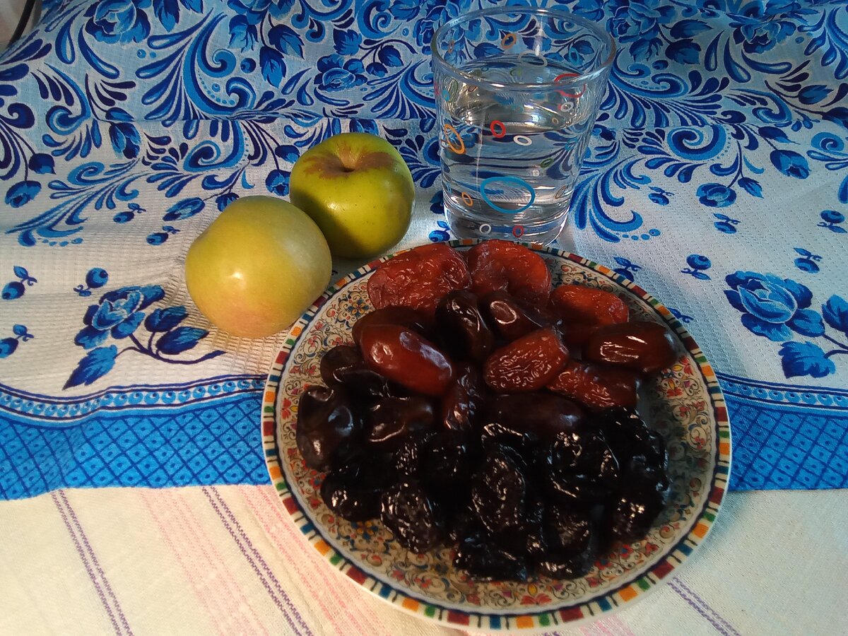 Фрукты, сухофрукты, вода для разговления. Фото автора.