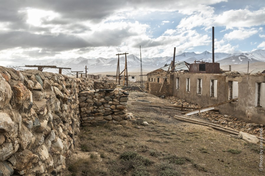 Казарма заставы "Зоркуль". Юго-западный фасад и оборонительная стенка с огневыми точками.
