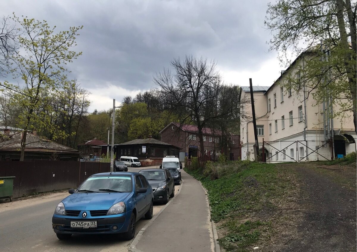 За желтым домом поворот к лестнице