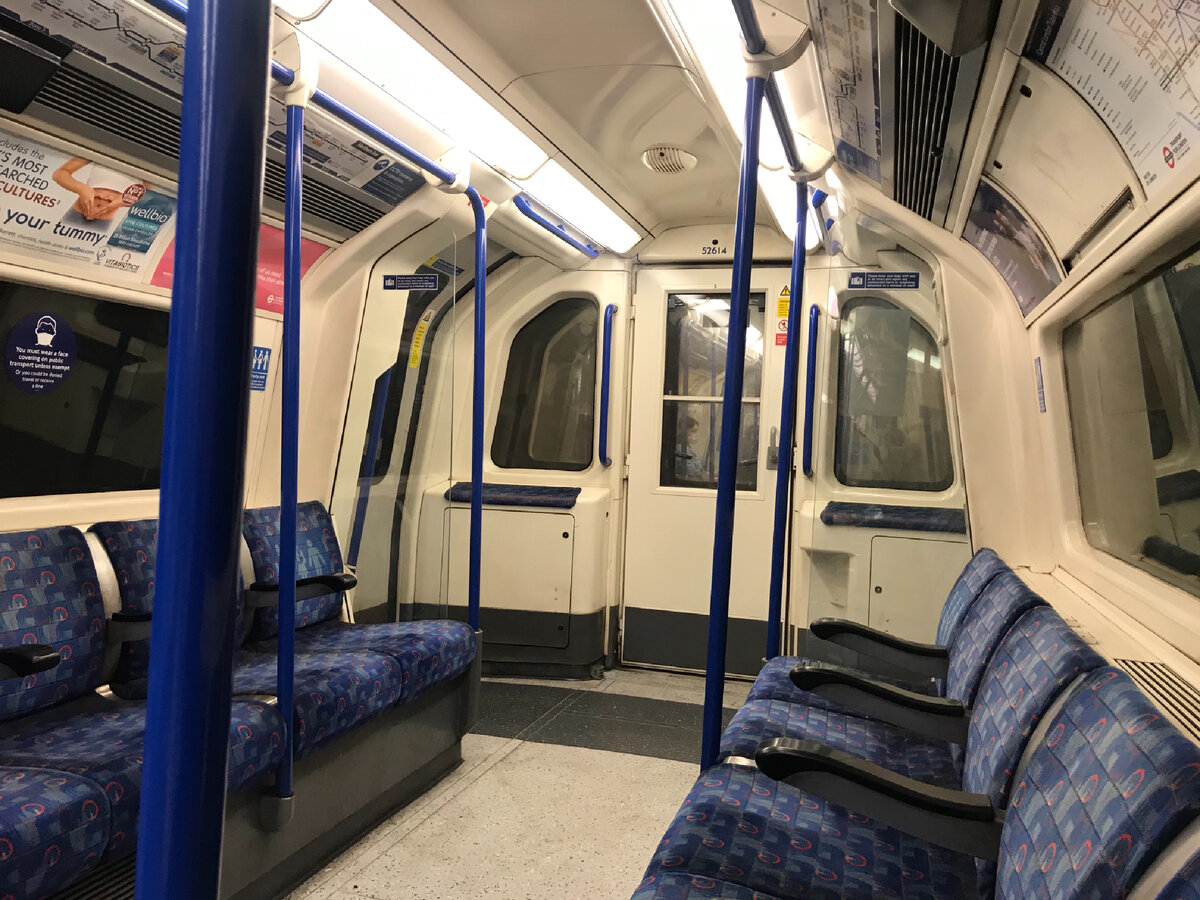 Лондонское метро днём во время пандемии 2021. Фотография из личного архива.