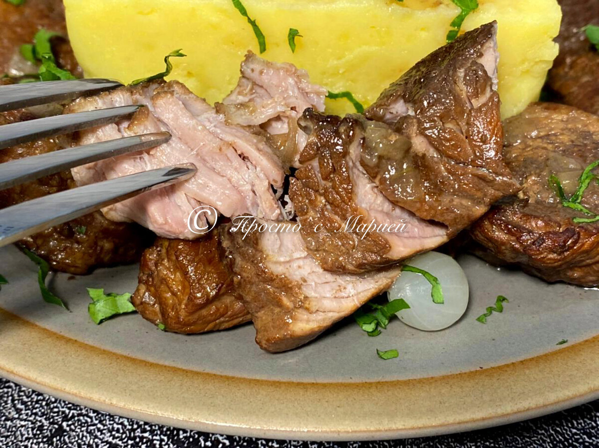 Томлёная свинина. Справа ещё фото, листайте →
