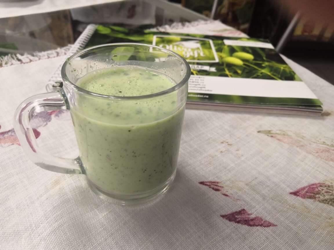 Напиток из кефира и айрана с зеленью ( дикорастущими сорняками) с огорода, огурцом, солью. Фото Шкуратенко Виктории
