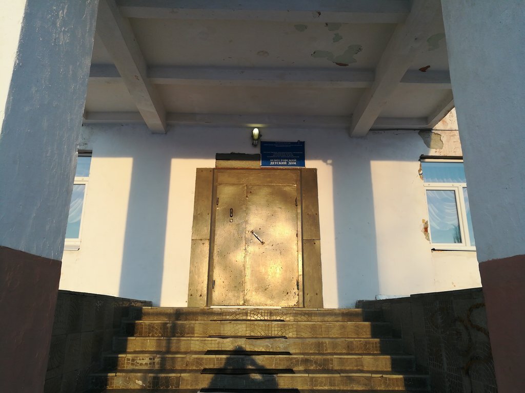 ... и мне снится снова серый полисадник и такой же серый детский дом... На самом деле , как в песне. 