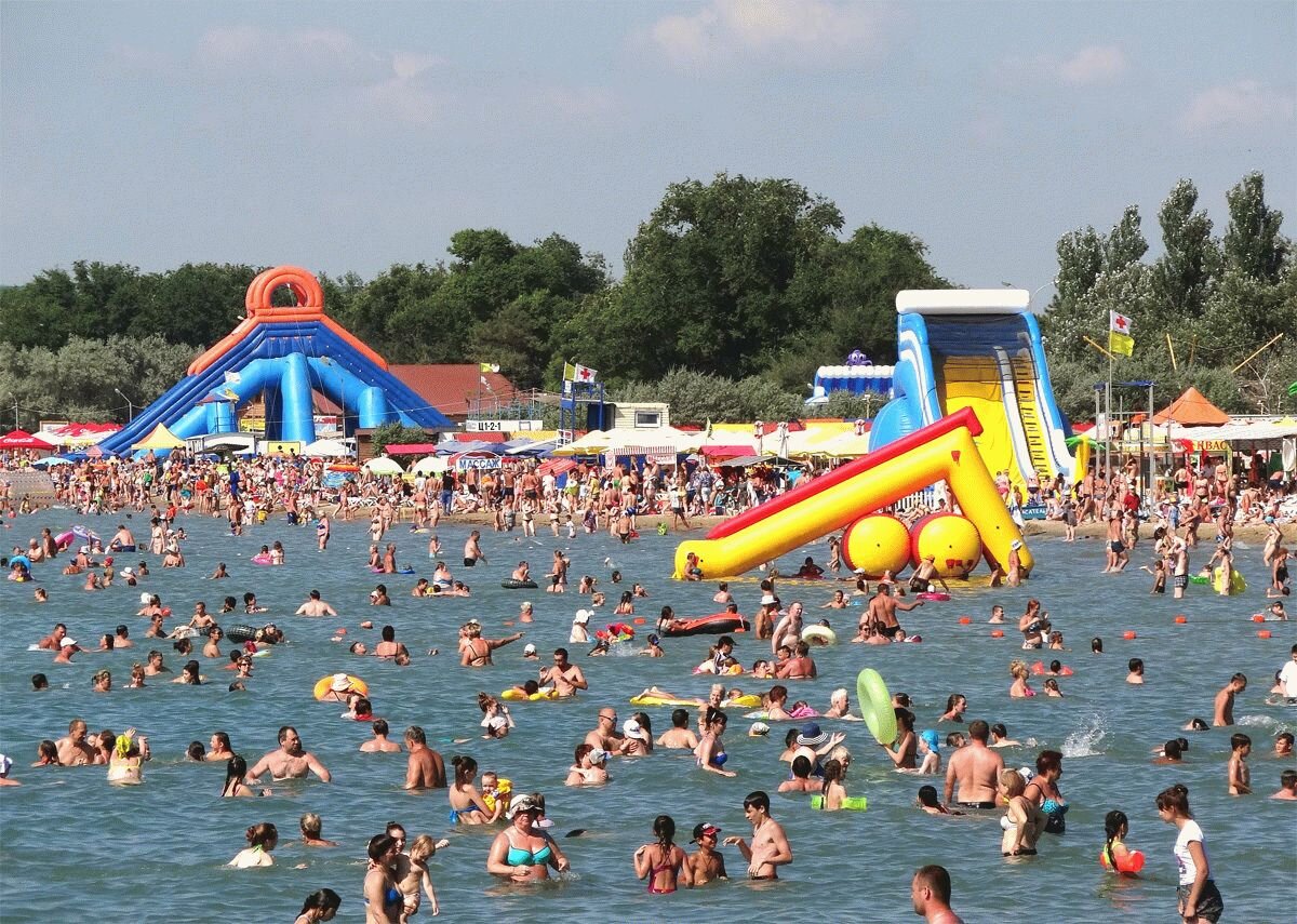 Много отдыхающих в анапе. Паралия витязево 2020. Много людей на пляже. Центральный городской пляж анапа. Центральный пляж анапа 2023.