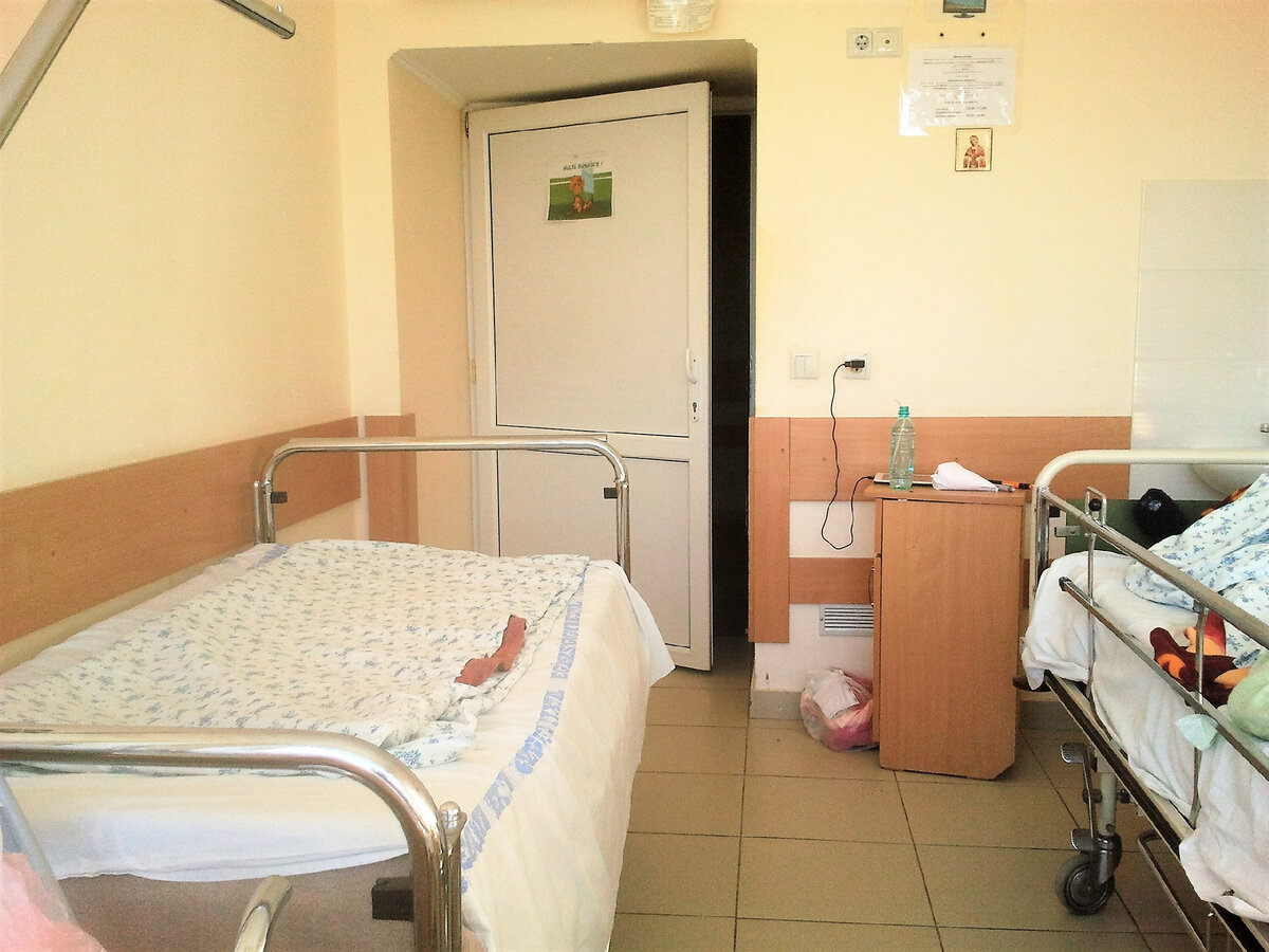 Заряжается мой планшет на тумбочке