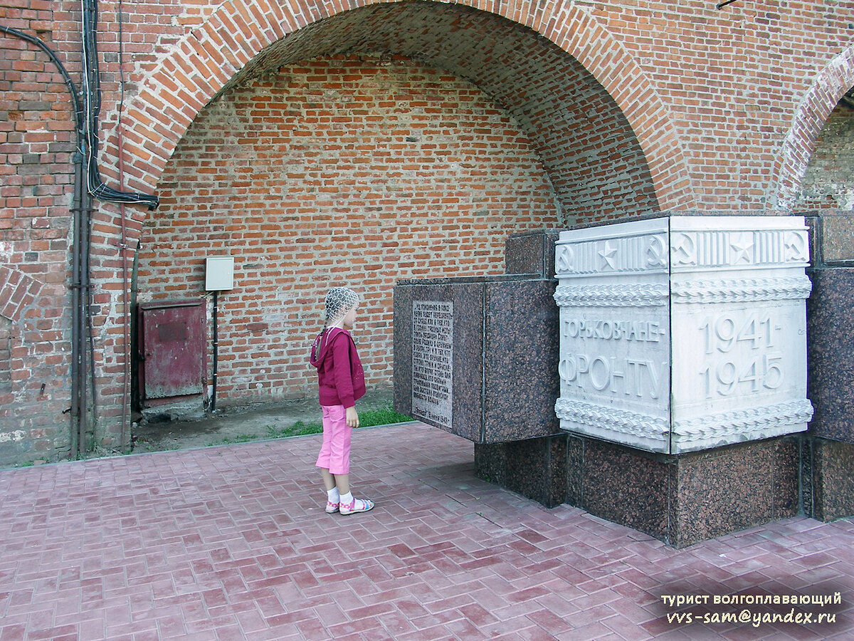 Памятный знак у входа на территорию мемориала. Фото 13.06.2007.