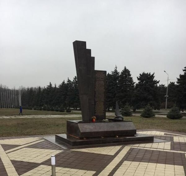 О памятнике вспомнили неожиданно и выяснилось, что этим вопросом никто не занимается Ростовские власти не торопятся принимать на баланс памятник жертвам авиакатастрофы Boeing авиакомпании FlyDubai.