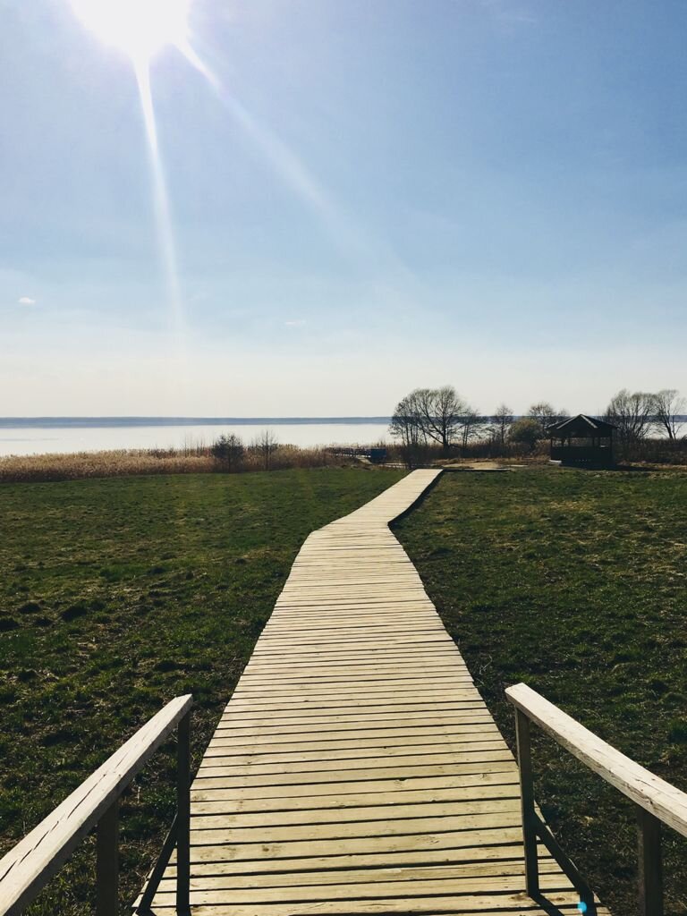 Дорожка к камню