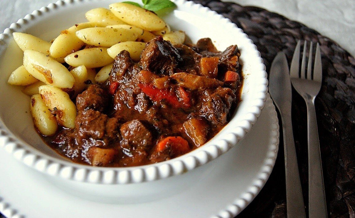 Гуляш из мяса дикого кабана. Время приготовления: 60 мин. Количество порций: 6-8