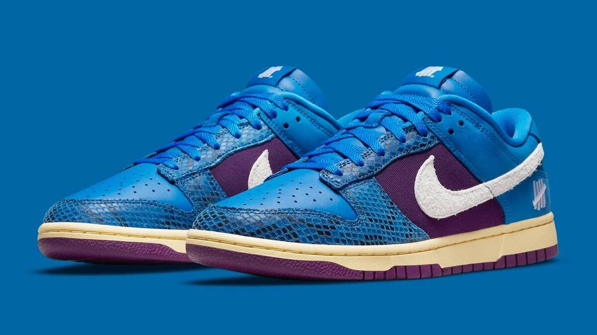 2.Undefeated x Nike Dunk Low «5 On It» Undefeated x Nike — лучшее партнерское отношение, выпускающее соответственно одни из лучших кроссовок для катания на скейте. Сникеры имеют волнистый кожаный верх королевского синего цвета с лиловыми вставками.