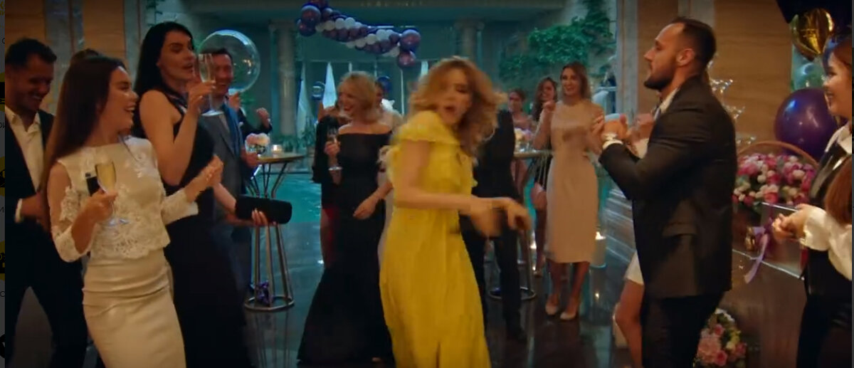 Скрин с экрана кадра из сериала "Жена олигарха"