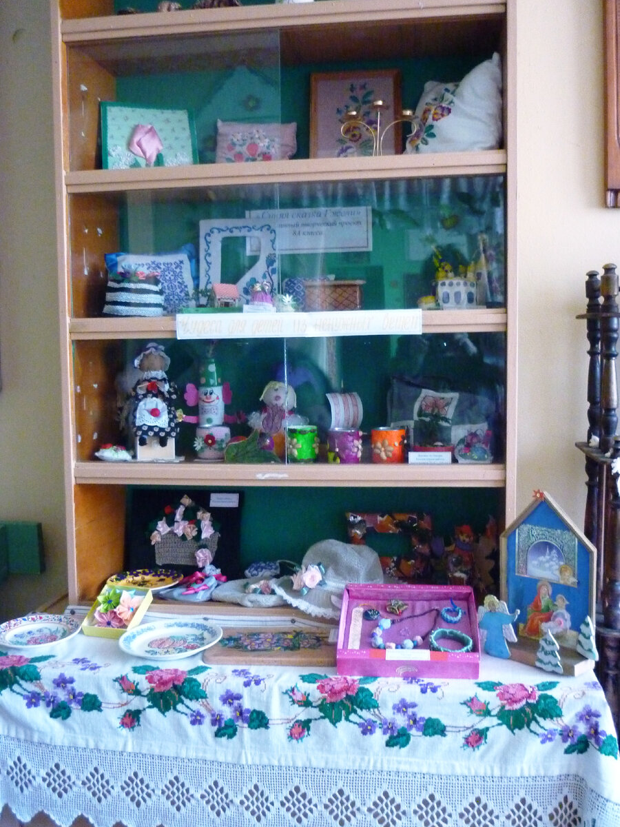 Фрагмент одной из первых выставок семейного творчества на базе школьного музея. Фото автора.