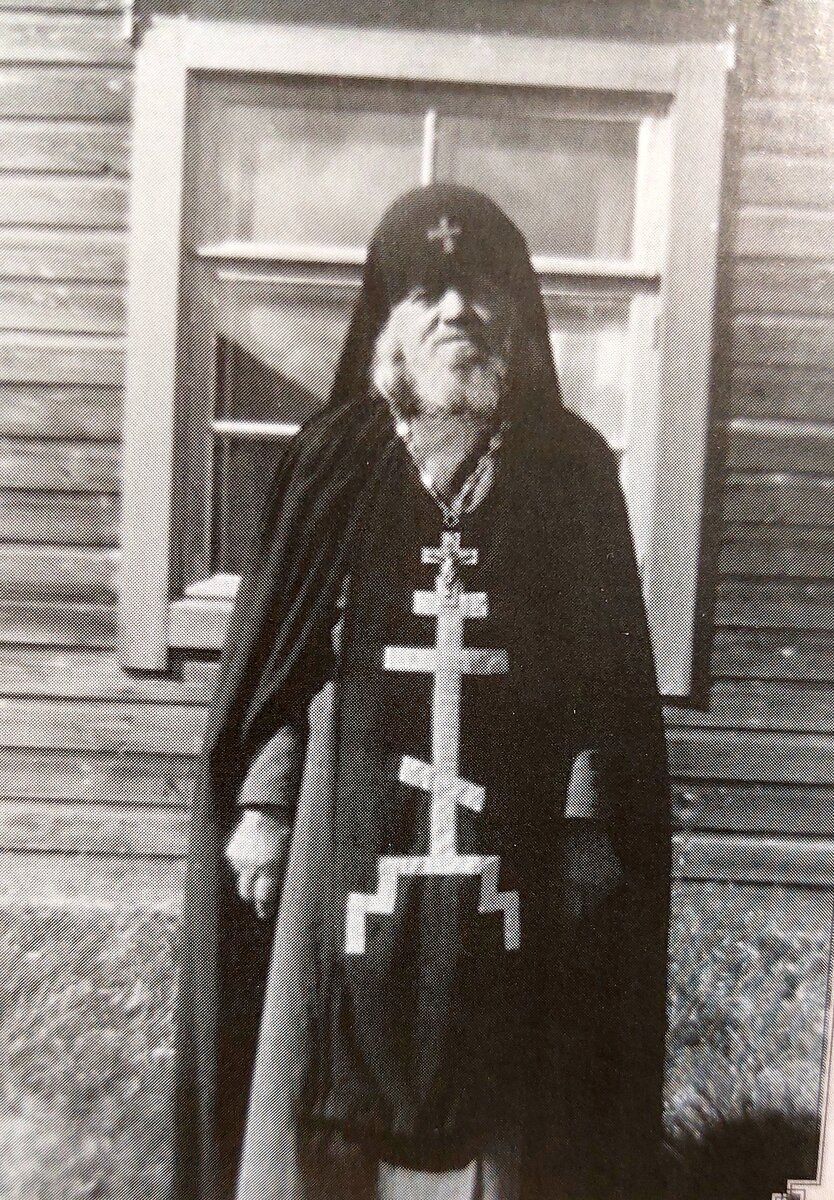 Вот так будет выглядеть схиигумен Иоанн на Новом Валааме. 1952 год. Фото мое. Книга, из которой я взяла фактуру, священника Сергия Третьякова "Валаамские Светильники Духа XX век".