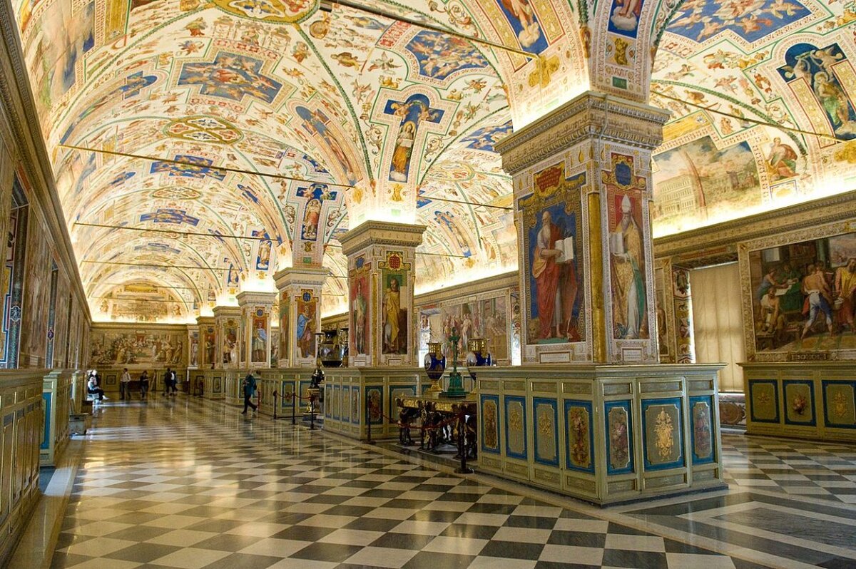 5 ноября 2021 года Папа Франциск открыл арт-пространство в Сикстинской библиотеке для временных выставок.-2