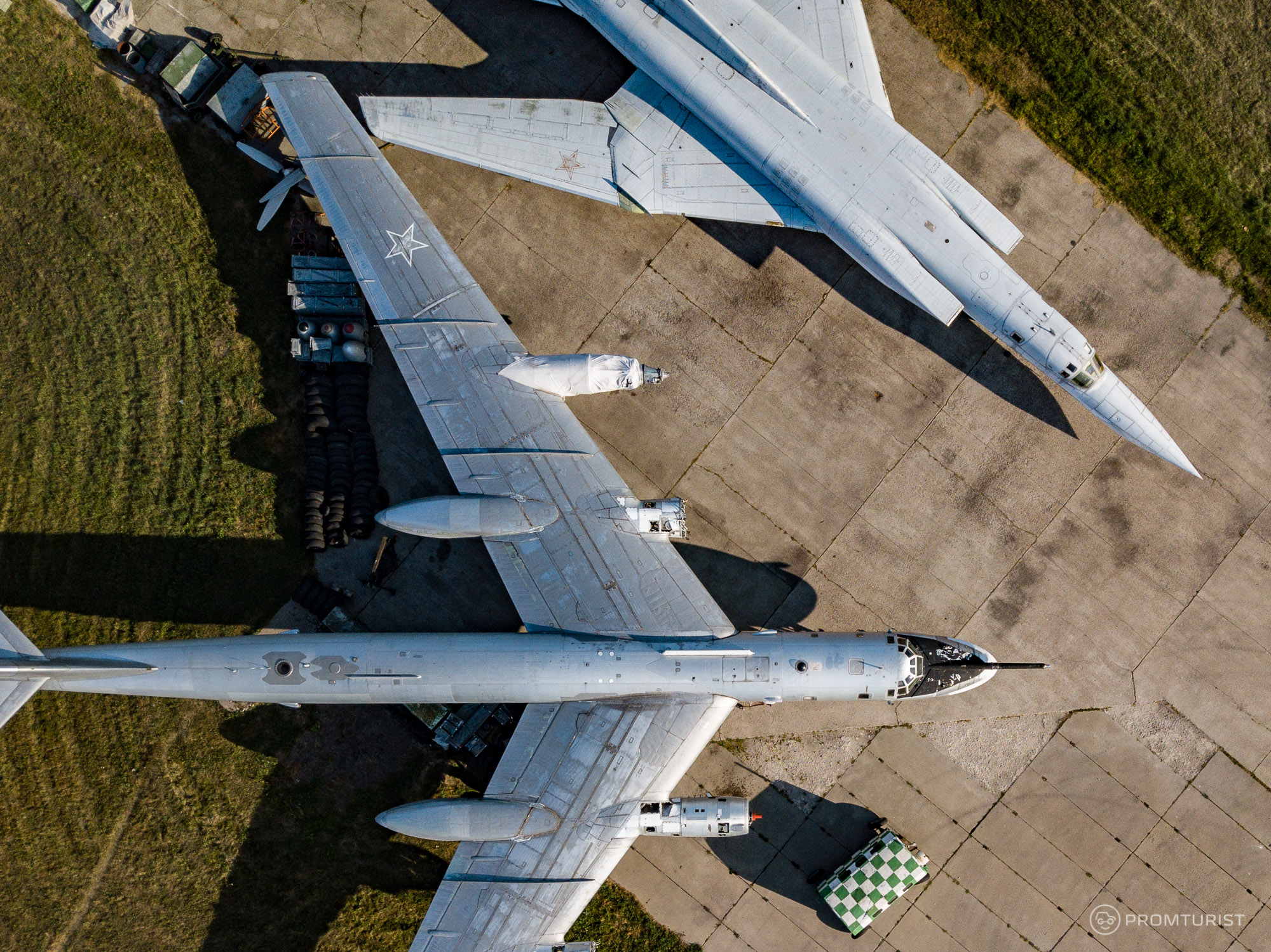 Собирал грибы, а нашёл (на полянке) Ту-95 и Ту-22М3. Ну и сравнил их ✈️??1