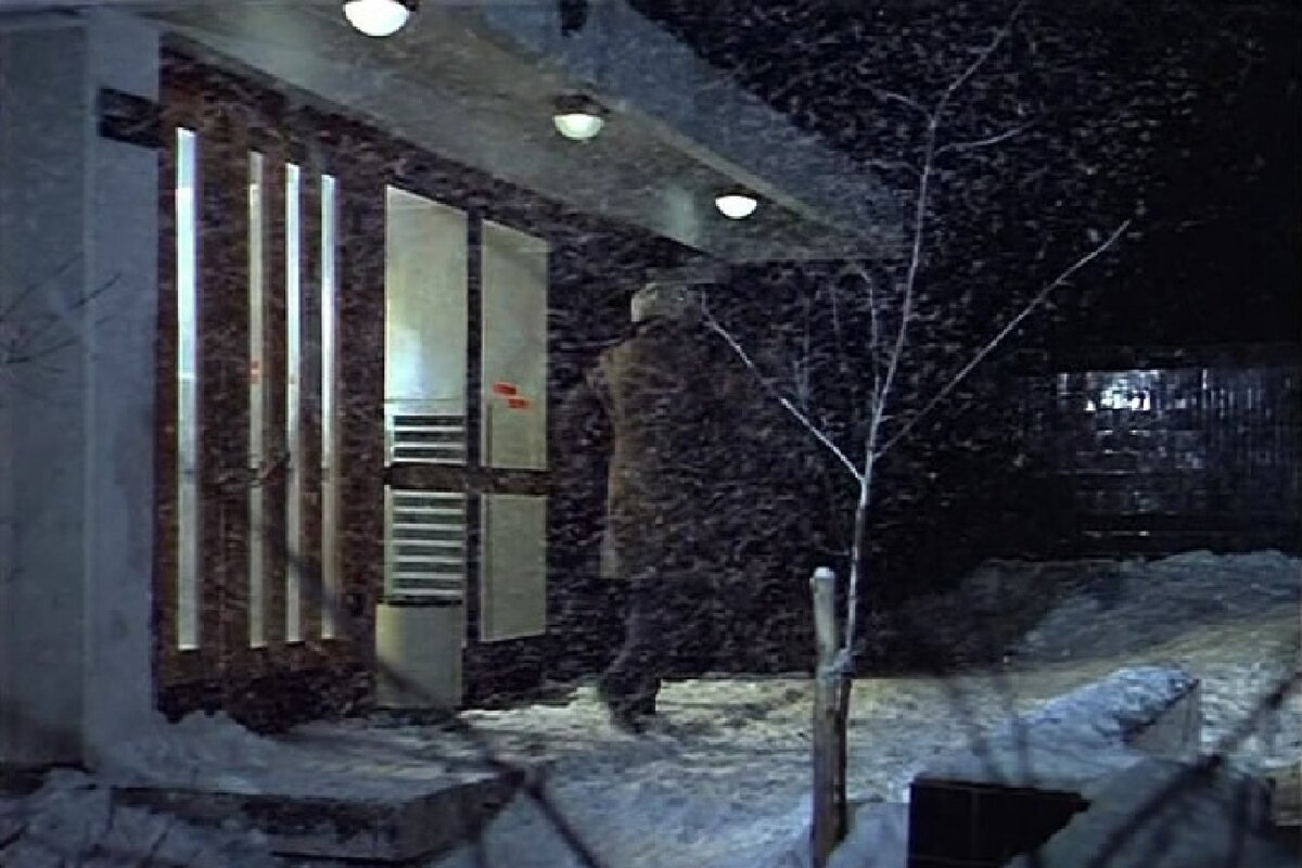 Третья улица строителей ирония судьбы. Дом иронии судьбы. Ирония судьбы подъезд. Тропарево никулино ирония судьбы. Дом иронии судьбы.