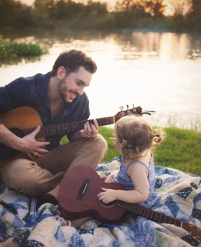 Песня отца дочке. Отец и дочь. Семейная фотосессия с гитарой. Фотосессия отец и дочь.