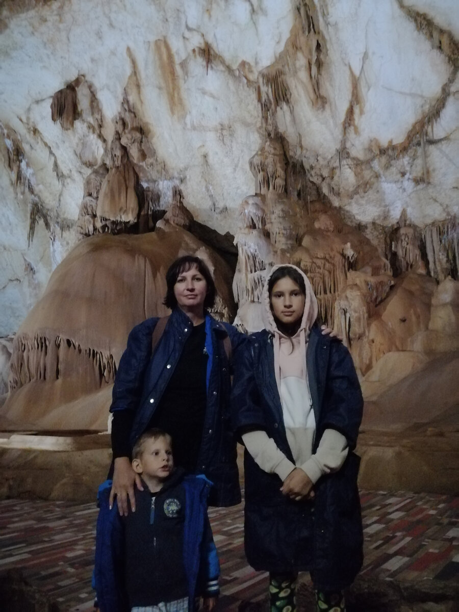 Такие вот куртецы можно взять на входе в Мраморную пещеру в Крыму. В карманах чисто- я проверяла))) 