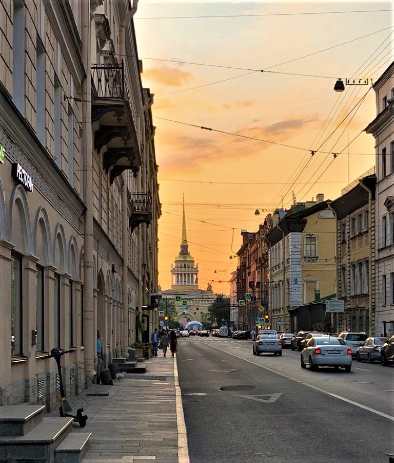Улица Санкт-Петербурга. Работа Е. Островской.