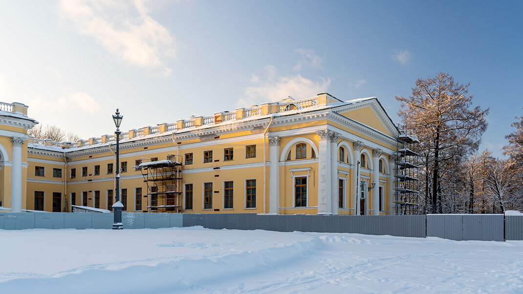 Уже долгое время в здании проводится реставрация