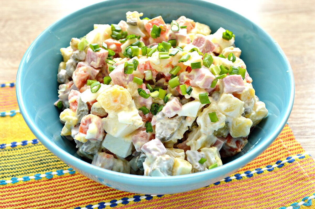 Особенностью «Зимнего» является то, что приготавливают его чаще всего как простую мешанку из нескольких ингредиентов. Послойно этот салат, в отличие от многих других популярных, традиционно не выкладывают.