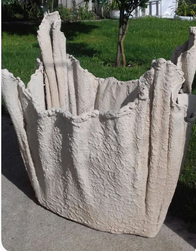 Драпированный цемент - это самое простое, что не требует ни навыков лепки, ни затрат времени.  Ткань просто опускают в раствор цемента и накрывают ею приготовленную форму. Например, перевернутое ведро.-2-3