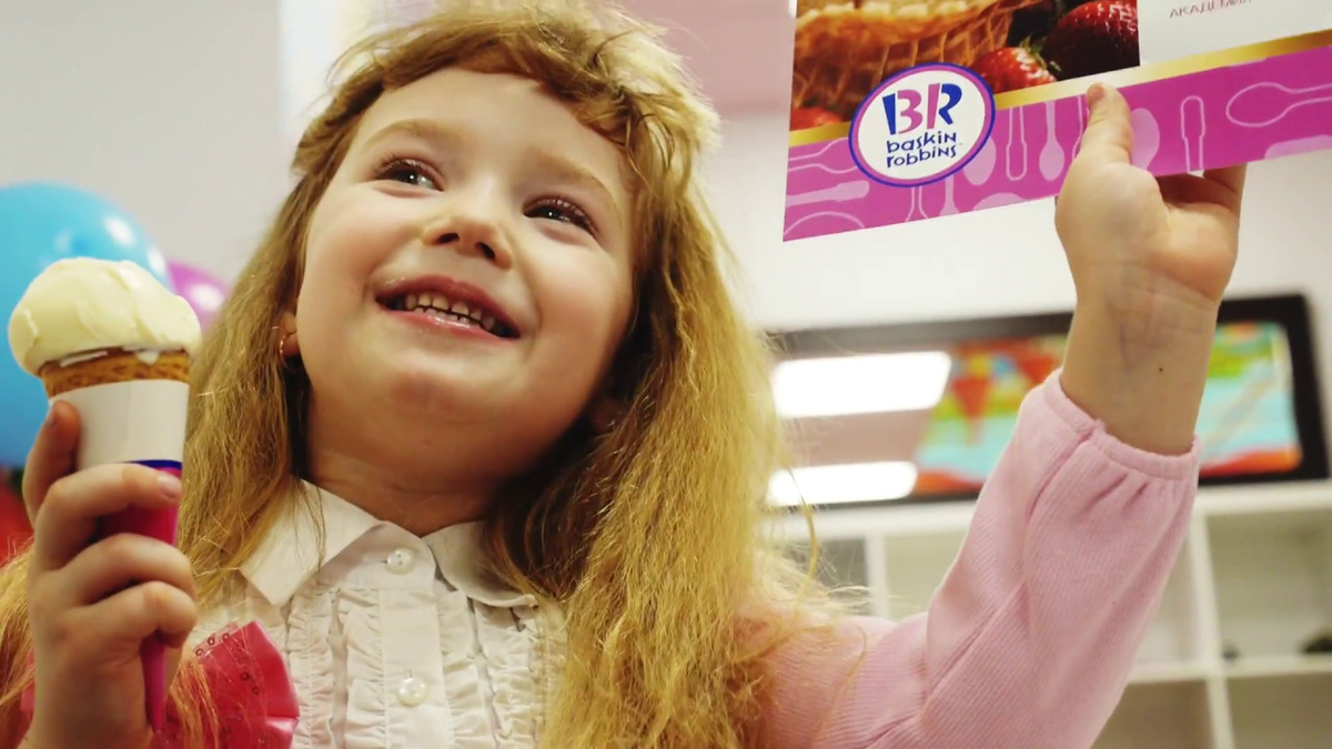 Детский праздник в кафе Baskin Robbins - YouTube