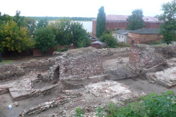  9 октября 2011 г. Удалось выяснить, что там с "воротами невеликими". Плохо дело. Навесили железную дверь, как себе в гараж.-19