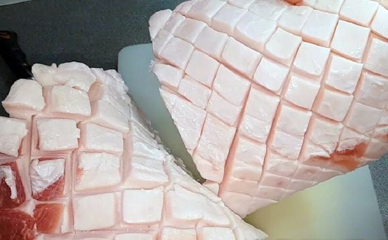 Домашний рулет из тонкого сала в нарезку
