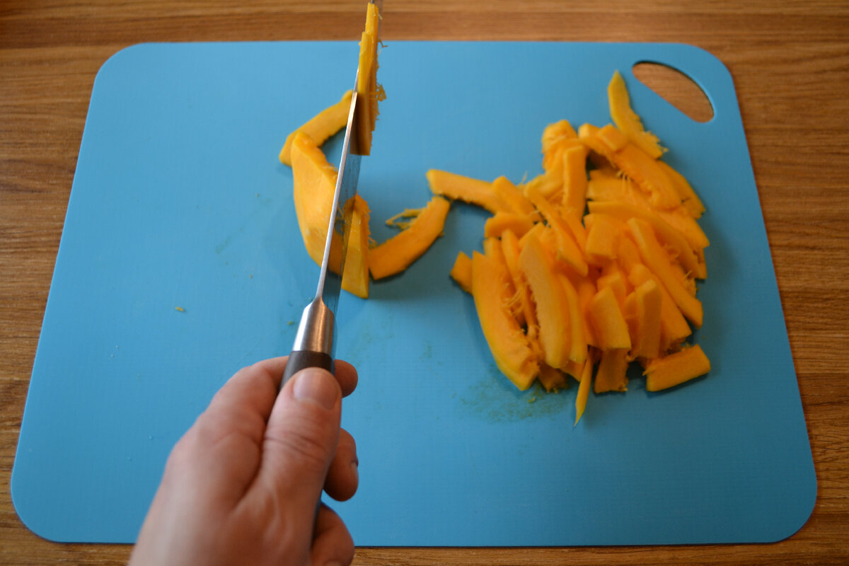 Нарезаем овощечисткой или обычным ножом