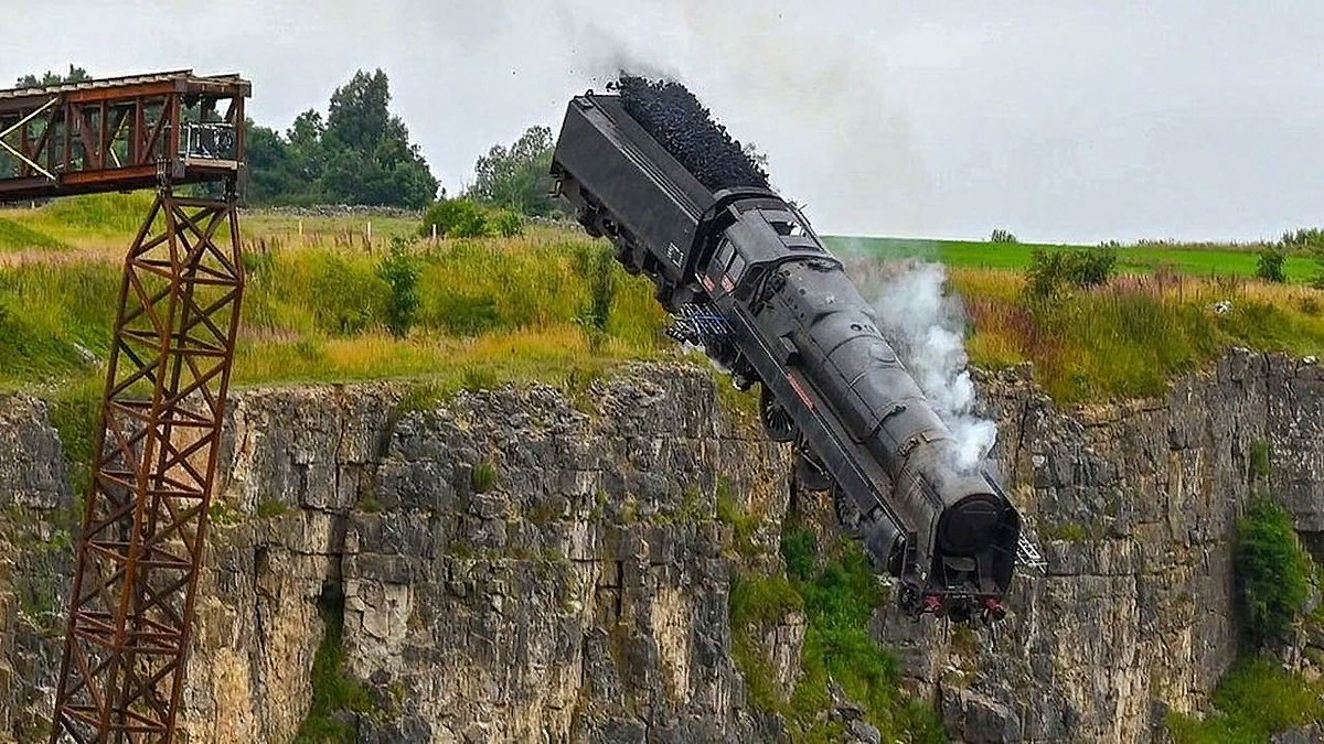 паровоз пробил стену вокзала