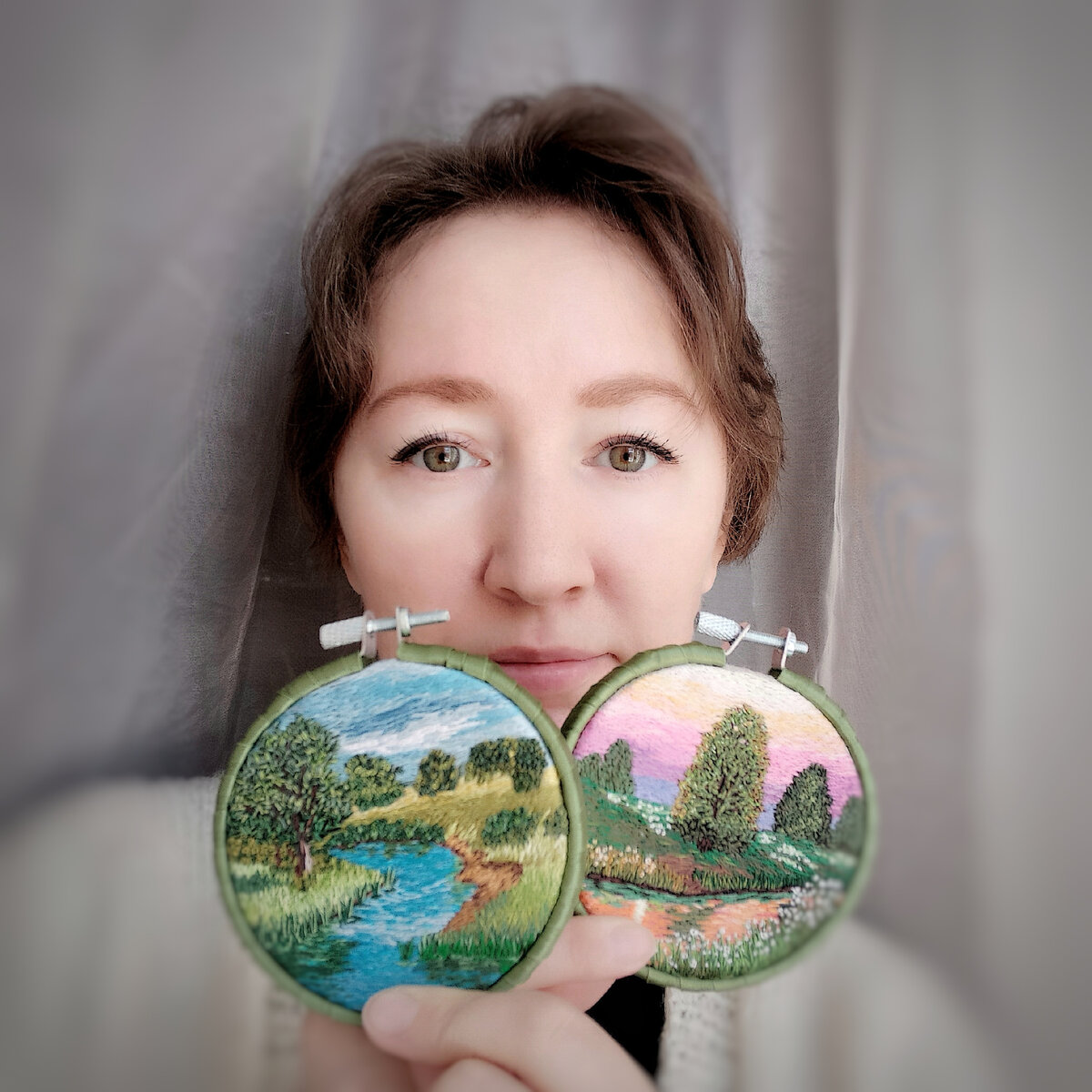 Мое фото с моими авторскими вышитыми картинами.