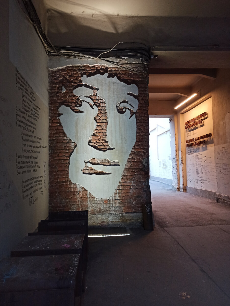 Портрет Ахматовой в арке