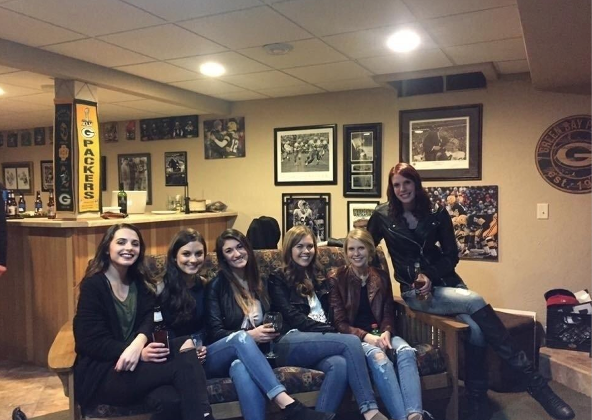 Оптическая иллюзия с шестью женщинами, ноги одной из которых "исчезли"