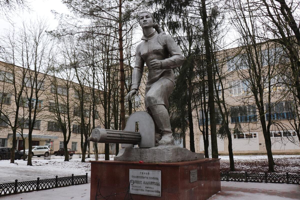Памятник Маншук Маметовой в нашем городе
