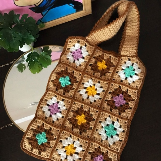 Сумка-шоппер, собранная из мотивов - вяжется просто, интересно и легко.