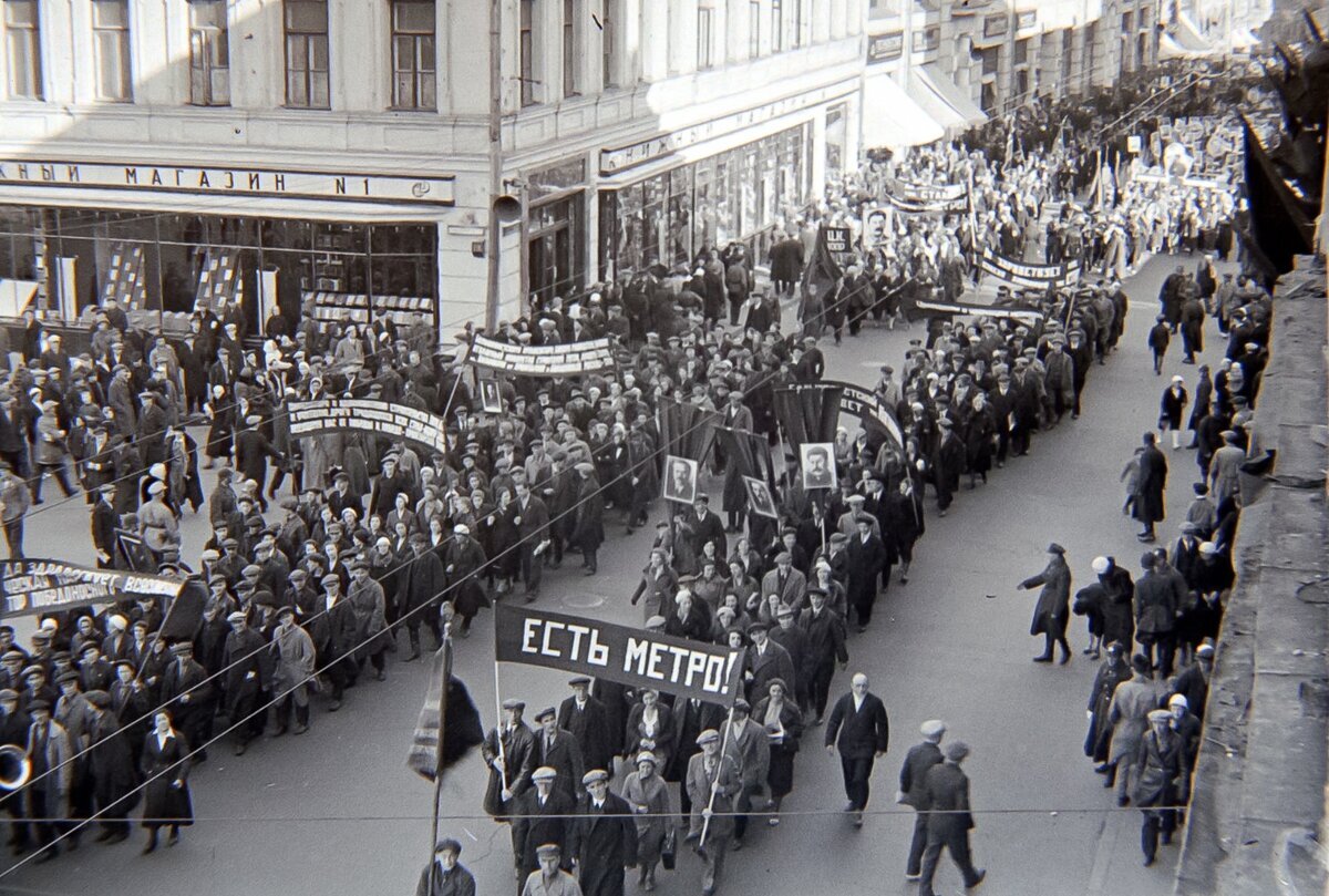 1 метро в москве. Открытие метро Сокольники 1935. Пуск метро в Москве в СССР 1935. Год открытия метро в Москве. 1 Мая метро.