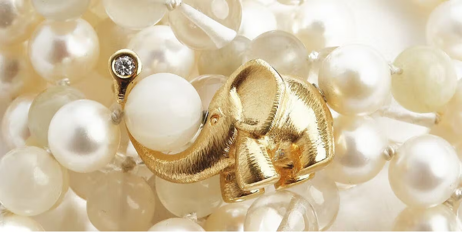 Колье Ole Lynggaard с культивированным жемчугом и жемчугом из горного хрусталя с бриллиантовой застежкой в ​​форме слона, украшенной бриллиантом классической огранки.