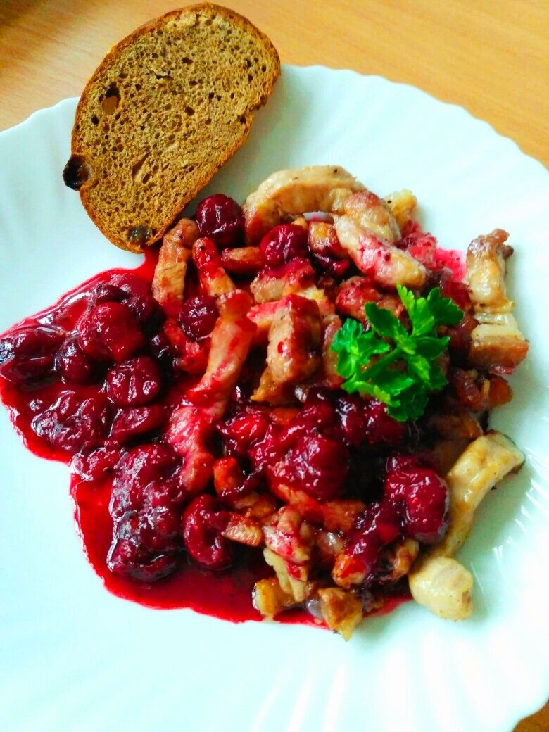 С вишневым соусом