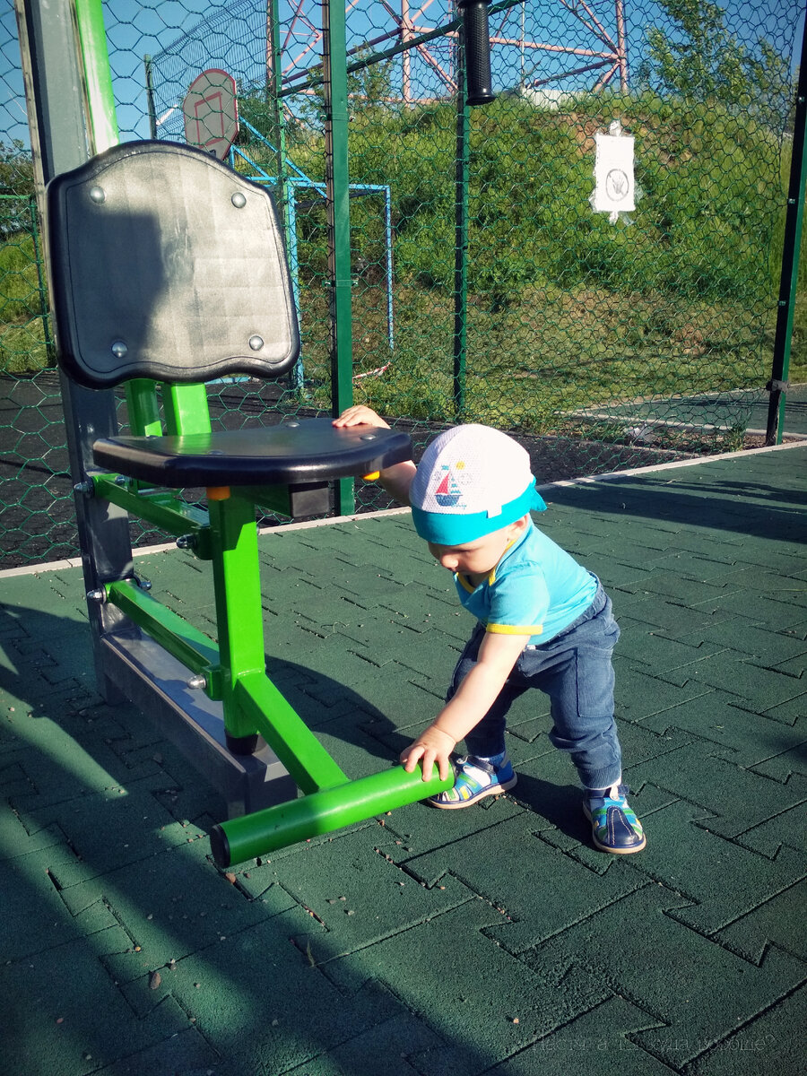 Чуть больше года было, а уже тренажёрами начал интересоваться...