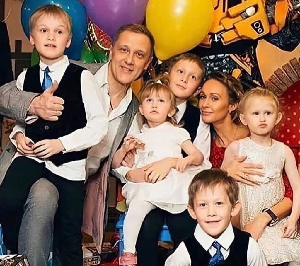 Горобченко актер биография и личная жизнь Моe богатство: многодетные отцы среди знаменитостей Inglesina Russia Дзен