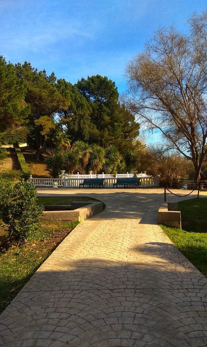 Мостовая ведёт к озеру 