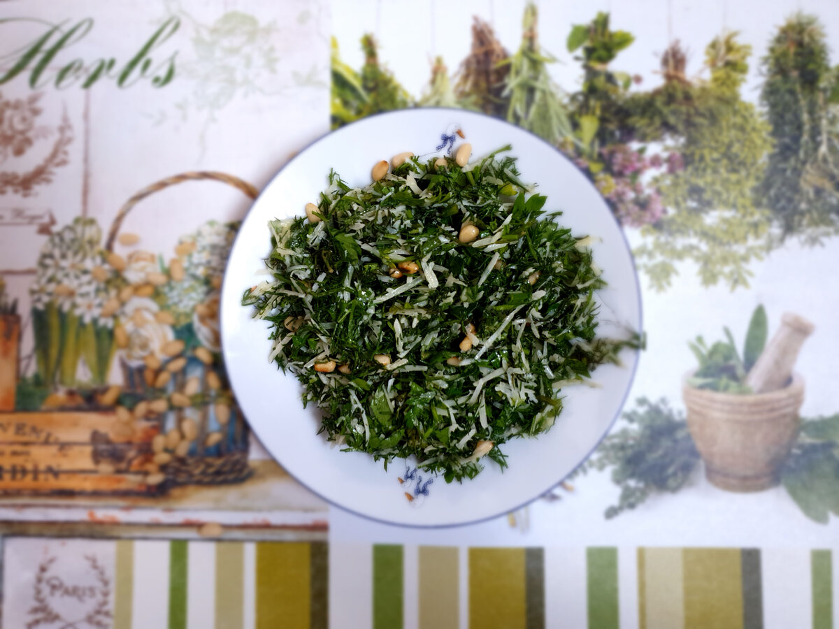 Необычный и легкий в приготовлении салат из зелени с тертым пармезаном - отличная витаминная альтернатива классическим овощным салатам.