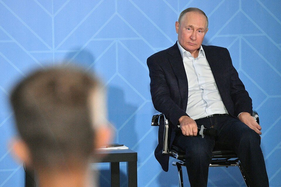     В понедельник Владимир Путин прилетел на Камчатку, чтобы проинспектировать регион и встретиться с молодыми экологами.  REUTERS