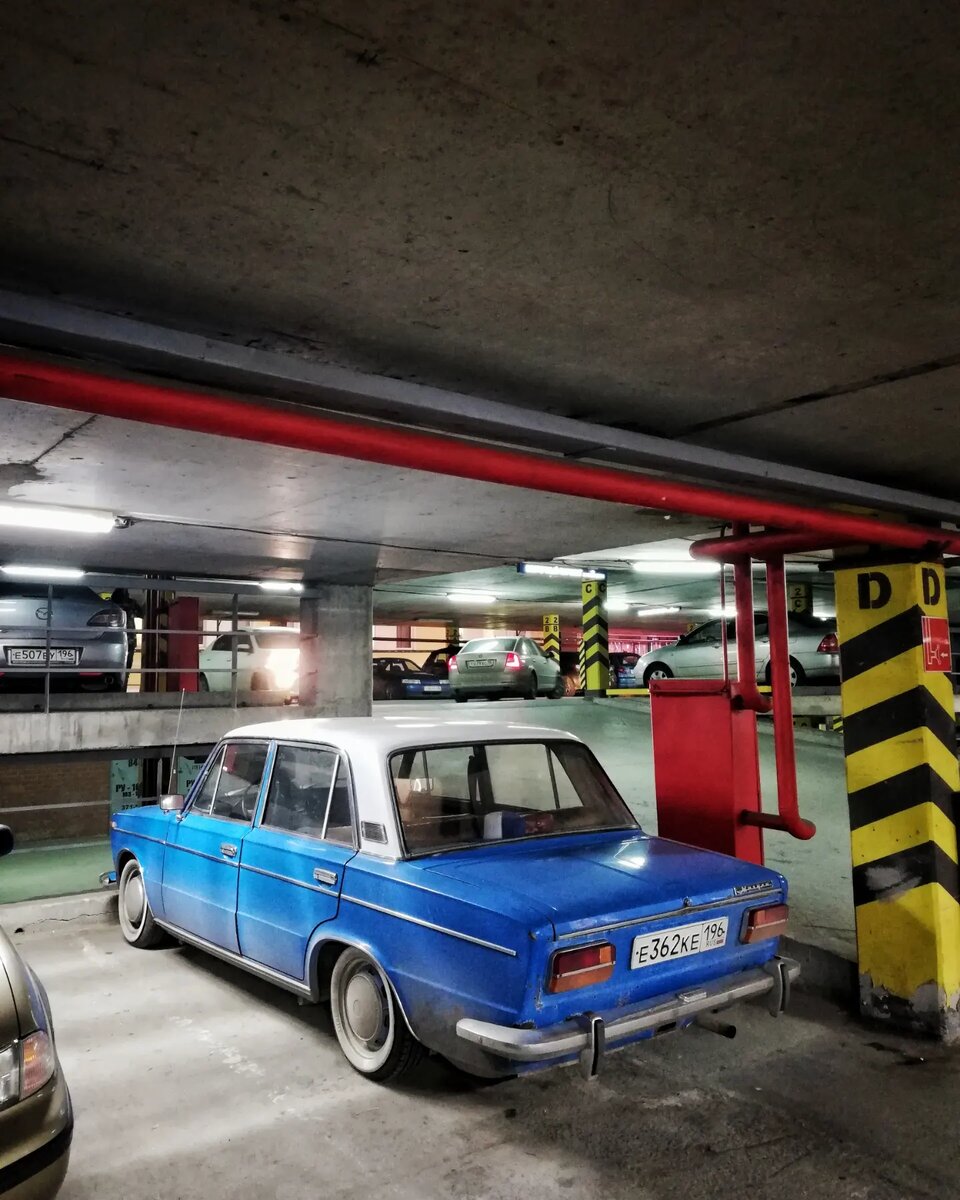 Красивая двухцветная "тройка"