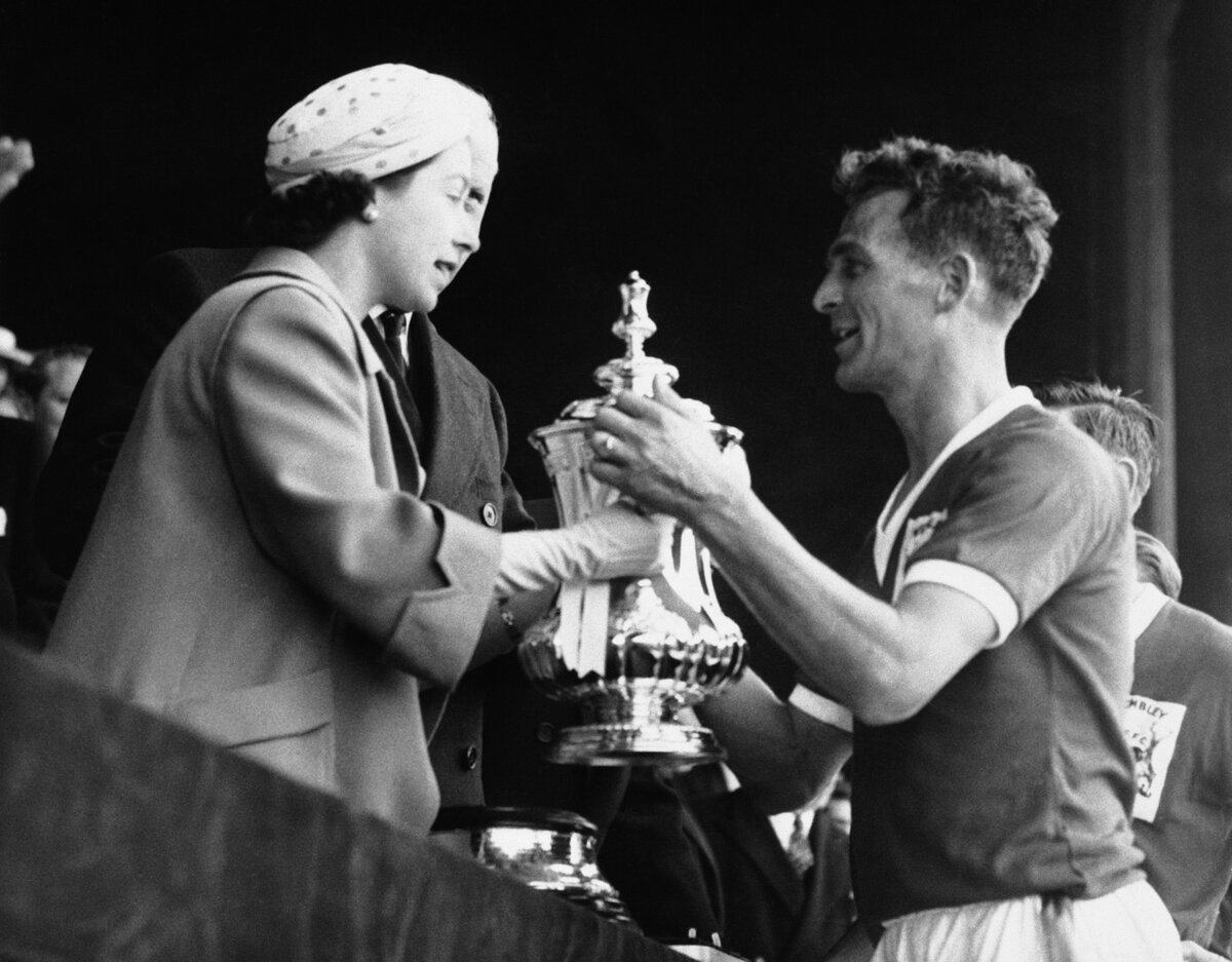     А это 1959 год: молодая королева награждает Кубком Англии Джека Беркитта из "Ноттингем Форест"