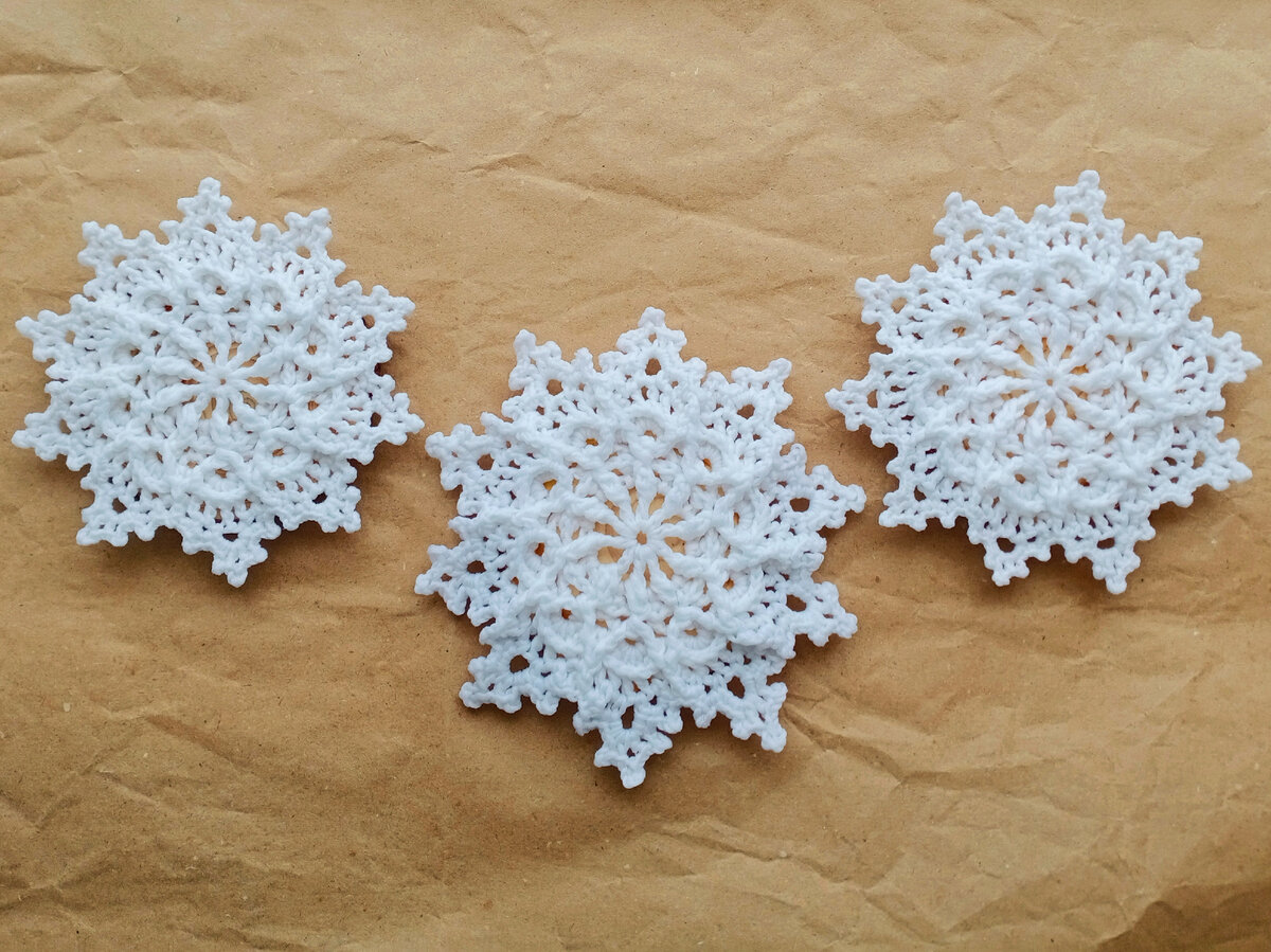 Пошаговая инструкция как делать простые бумажные снежинки с детьми