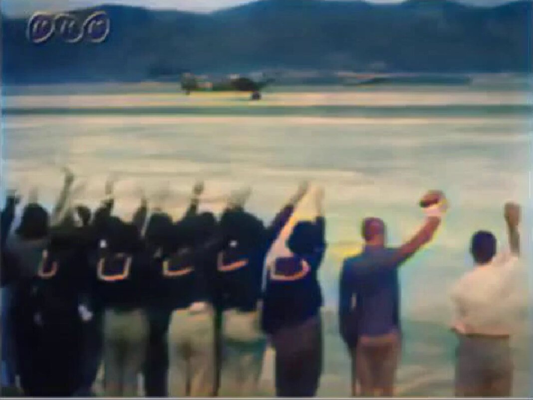 Раскрашенный кадр из кинохроники того времени. Датировано как 7 декабря 1944 года - проводы "Кинно-тай". Хорошо заметен ряд тогдашних "Сейлор Мун" - матроски в наличии. Откуда они взялись на острове Негрос? (или все-таки это 6 декабря - проводы из Нельсона?).